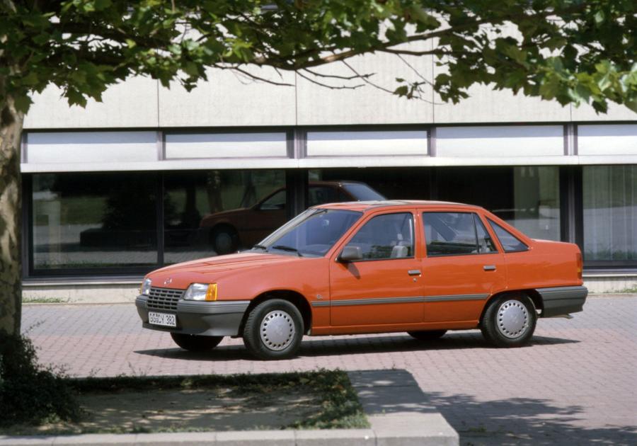  Opel Kadett GL Sedan (E) 1985 года  (фото 9 из 27)
